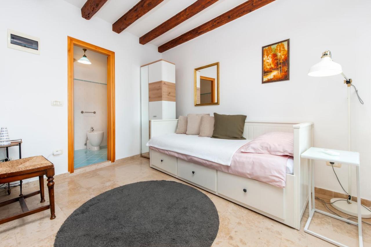 Revera Rooms Ровінь Екстер'єр фото